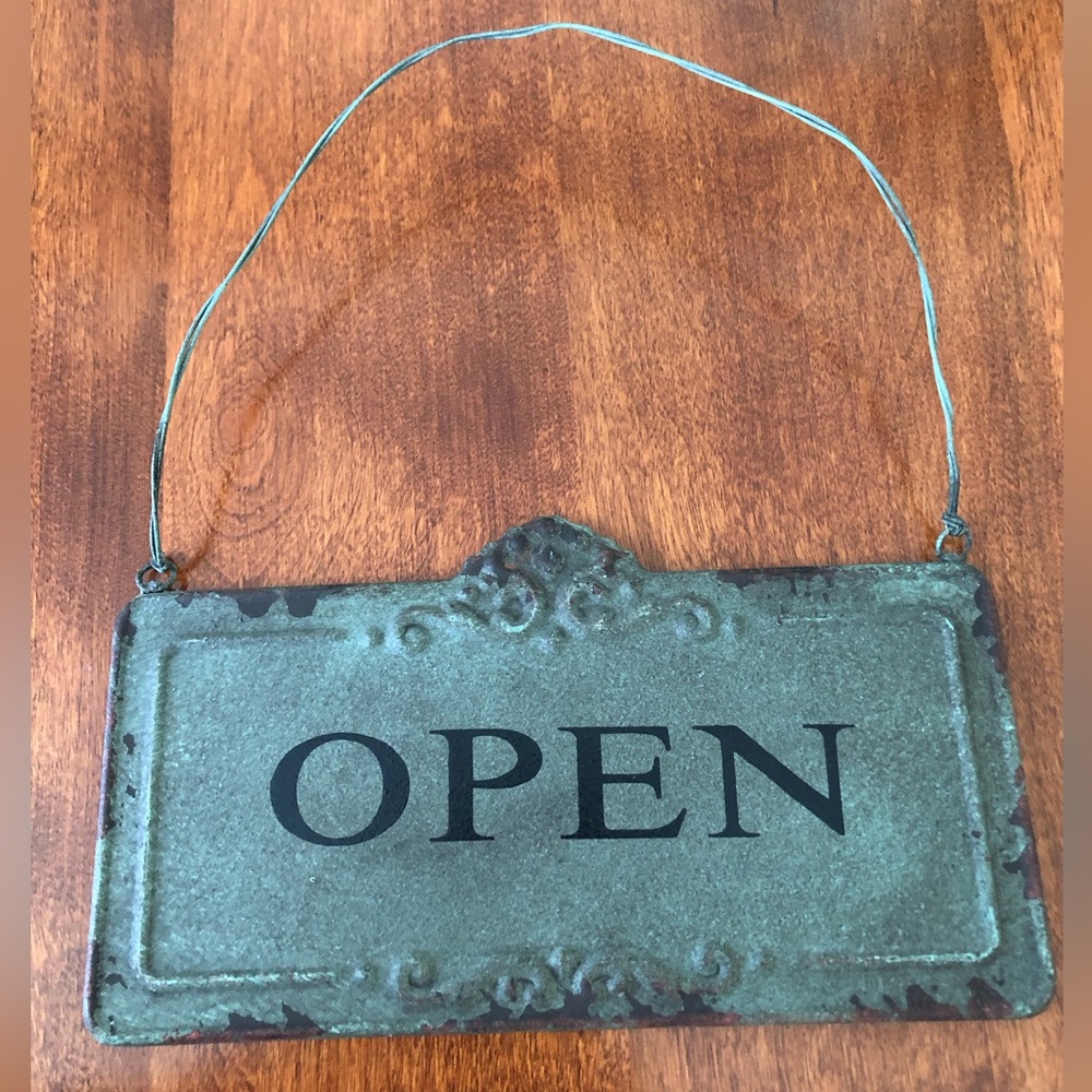 Retro vintage-looking open/closed metal sign